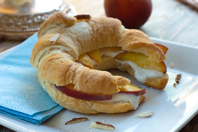 Croissants mit Ricotta und Pfirsich