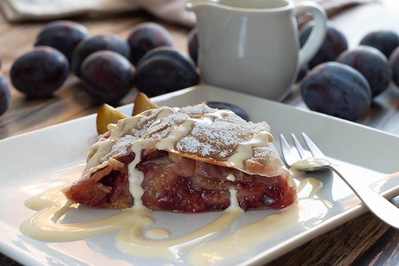 Pflaumenstrudel mit Vanillesauce