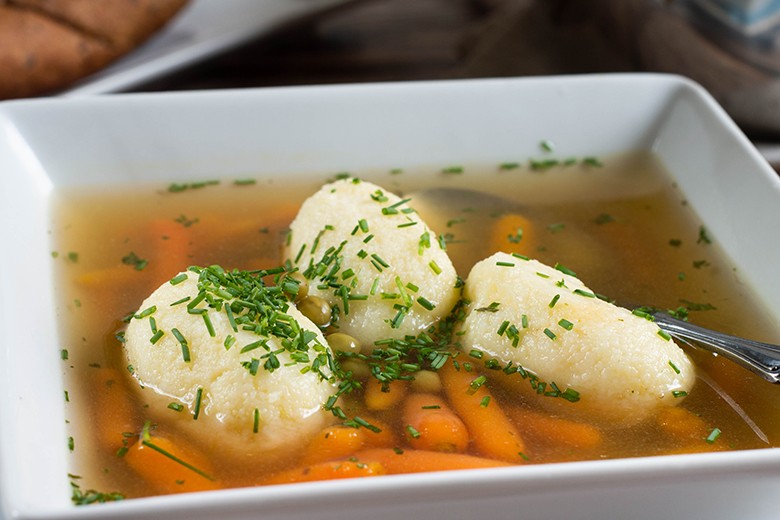 Erbsen- und Möhrensuppe mit Grießklößchen
