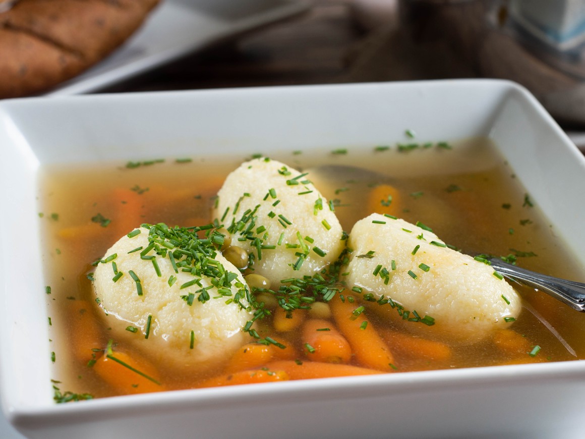 Erbsen- und Möhrensuppe mit Grießklößchen