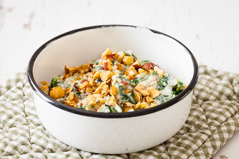 Spinatsalat mit Haselnüssen