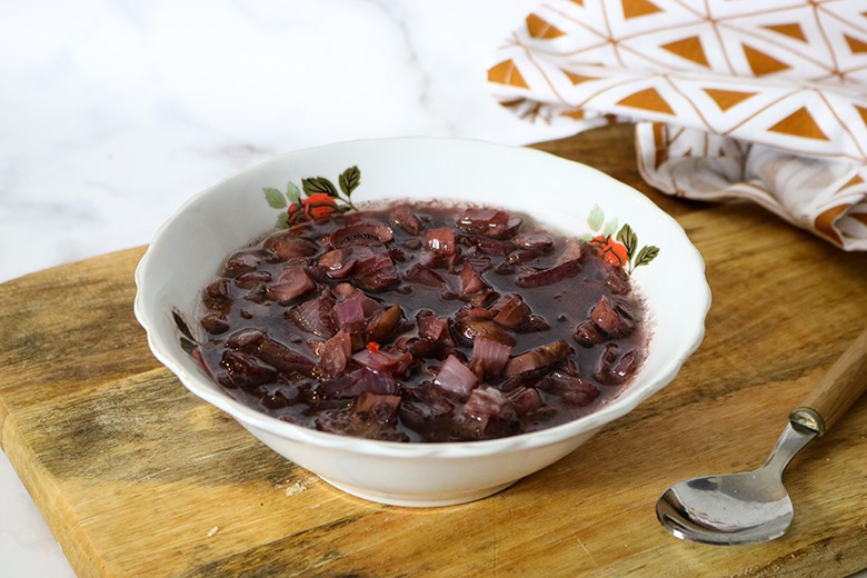 Zwiebelpilze mit Rotwein