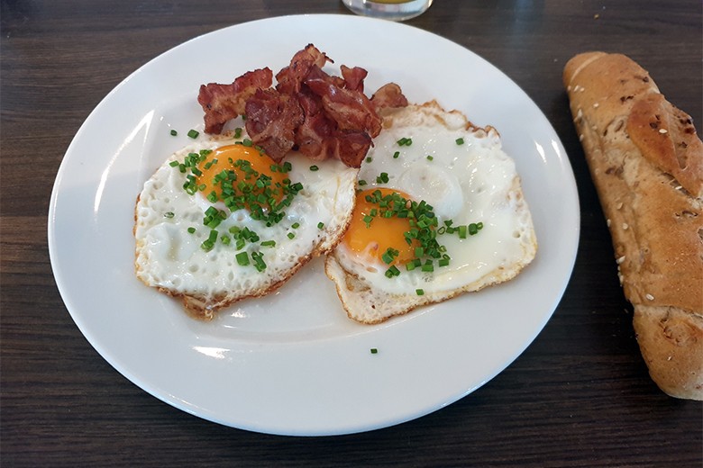 Spiegelei mit Speck
