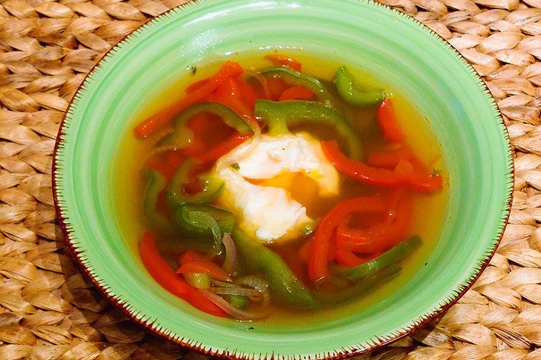 Paprikasuppe mit pochiertem Ei