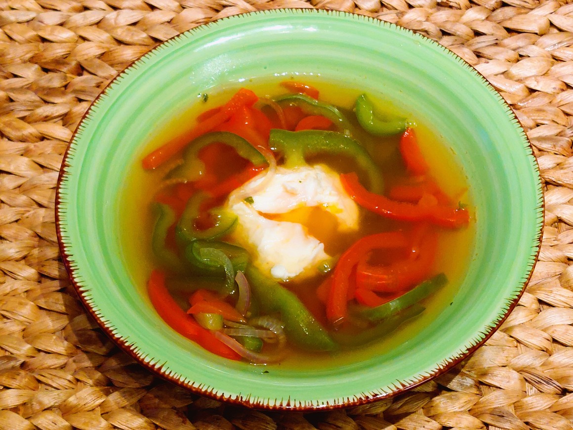 Paprikasuppe mit pochiertem Ei