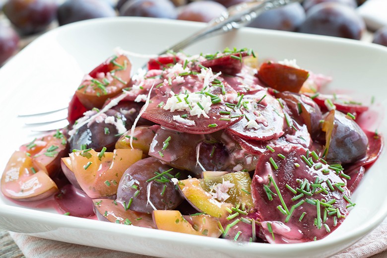 Veganer Salat mit roter Bete, Pflaumen und Mayonnaise