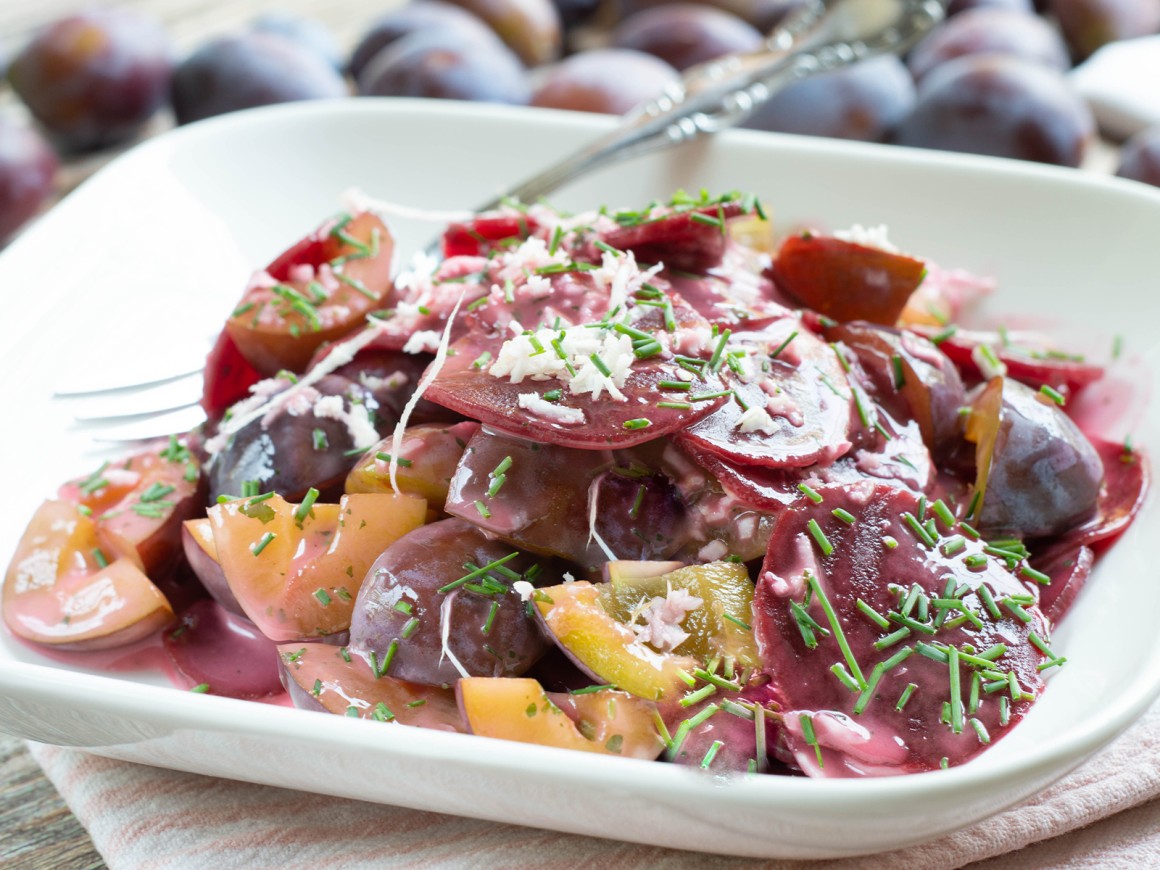 Veganer Salat mit roter Bete, Pflaumen und Mayonnaise