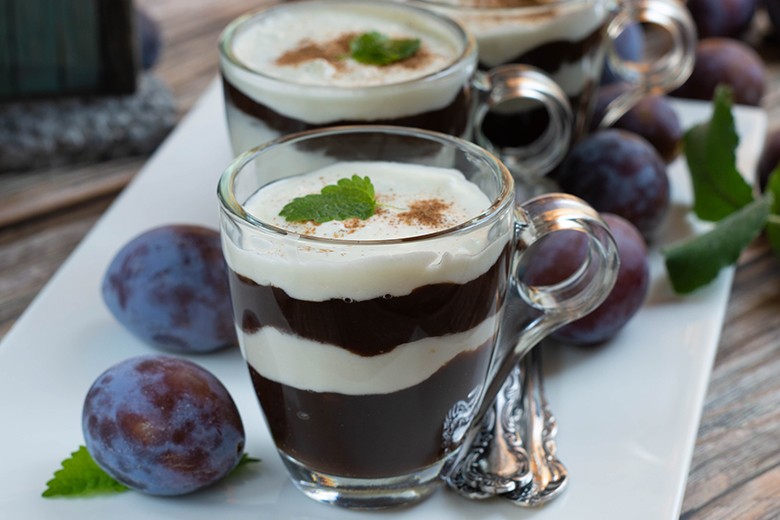 Pflaumen-Zimtcreme mit Walnüssen