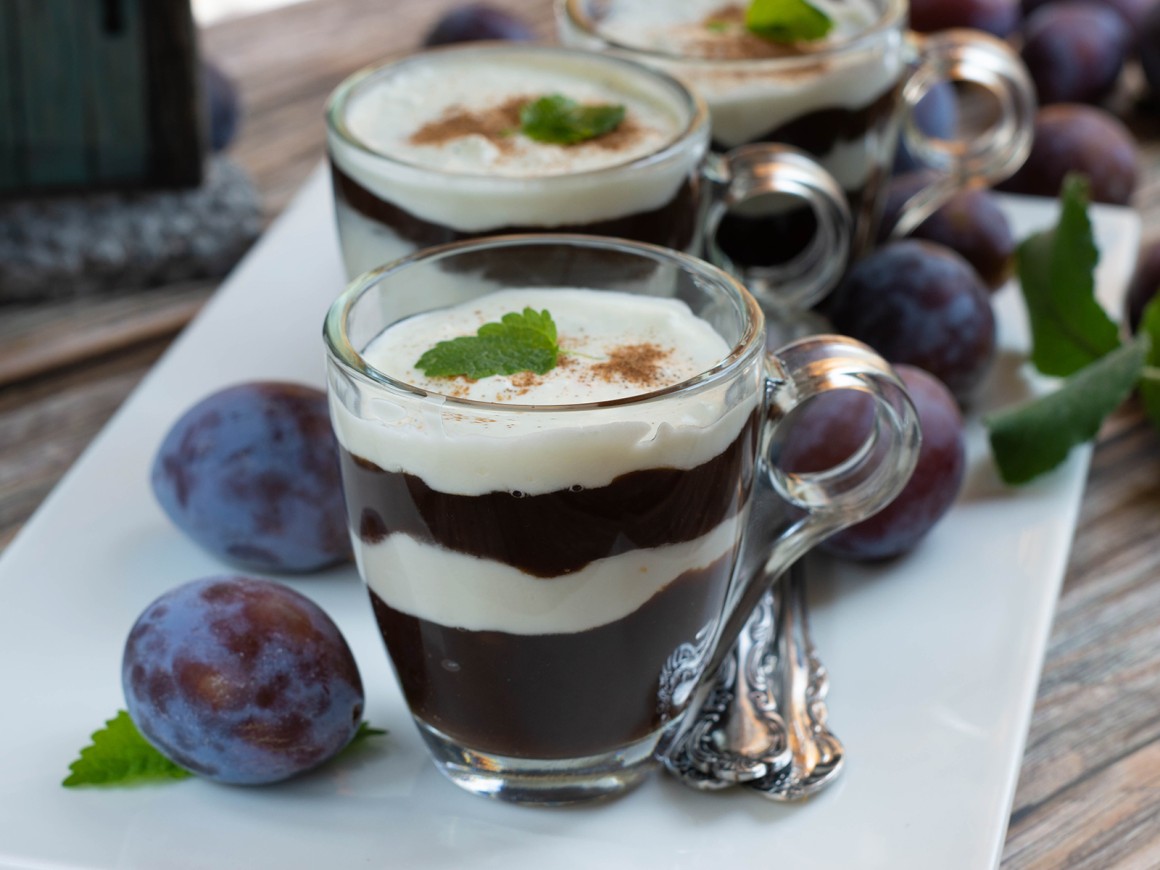 Pflaumen-Zimtcreme mit Walnüssen