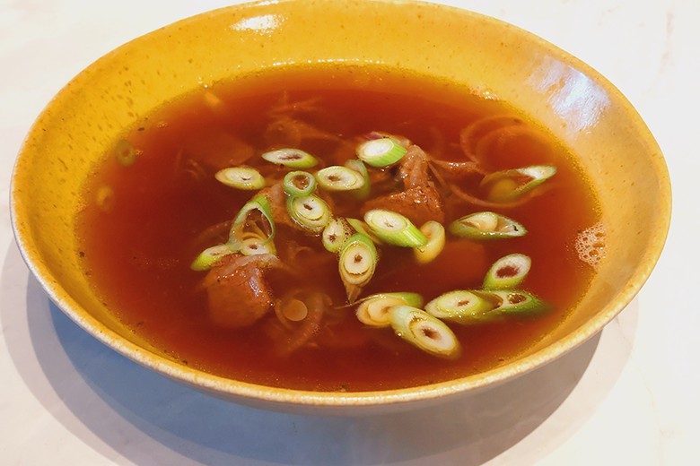 Pikante rote Zwiebelsuppe