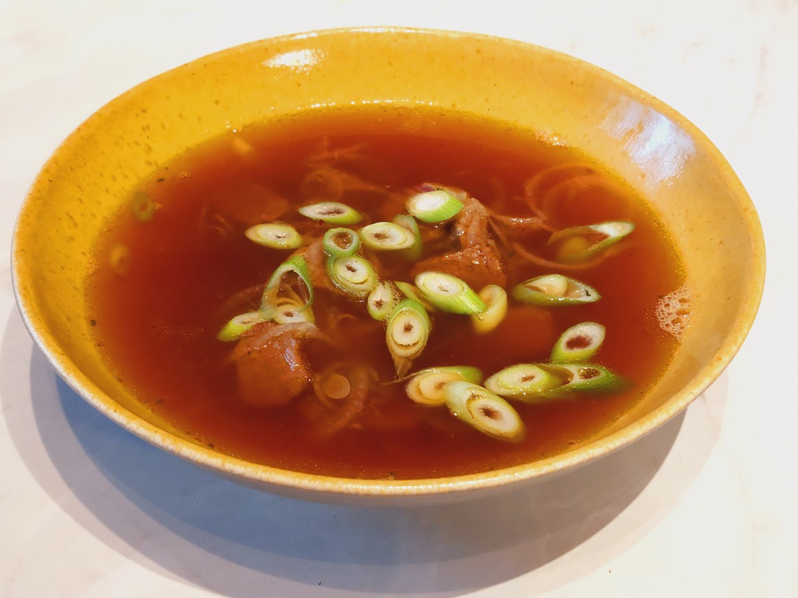 Pikante rote Zwiebelsuppe