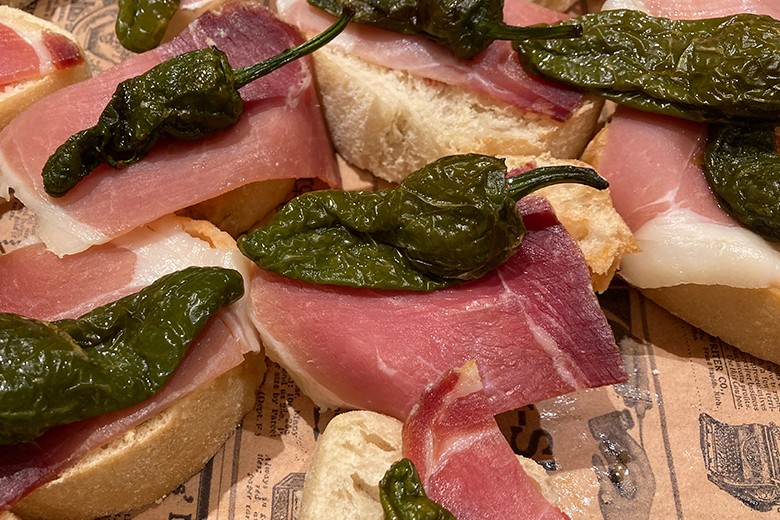 Baguette mit Schinken und Pimientos de Padrón