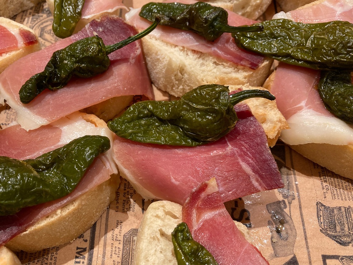 Baguette mit Schinken und Pimientos de Padrón