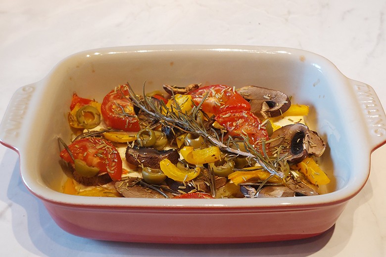 Schafskäse mit Champignons und Oliven aus dem Ofen