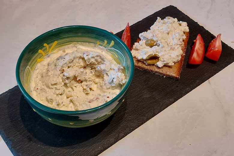 Schafskäse-Oliven-Creme
