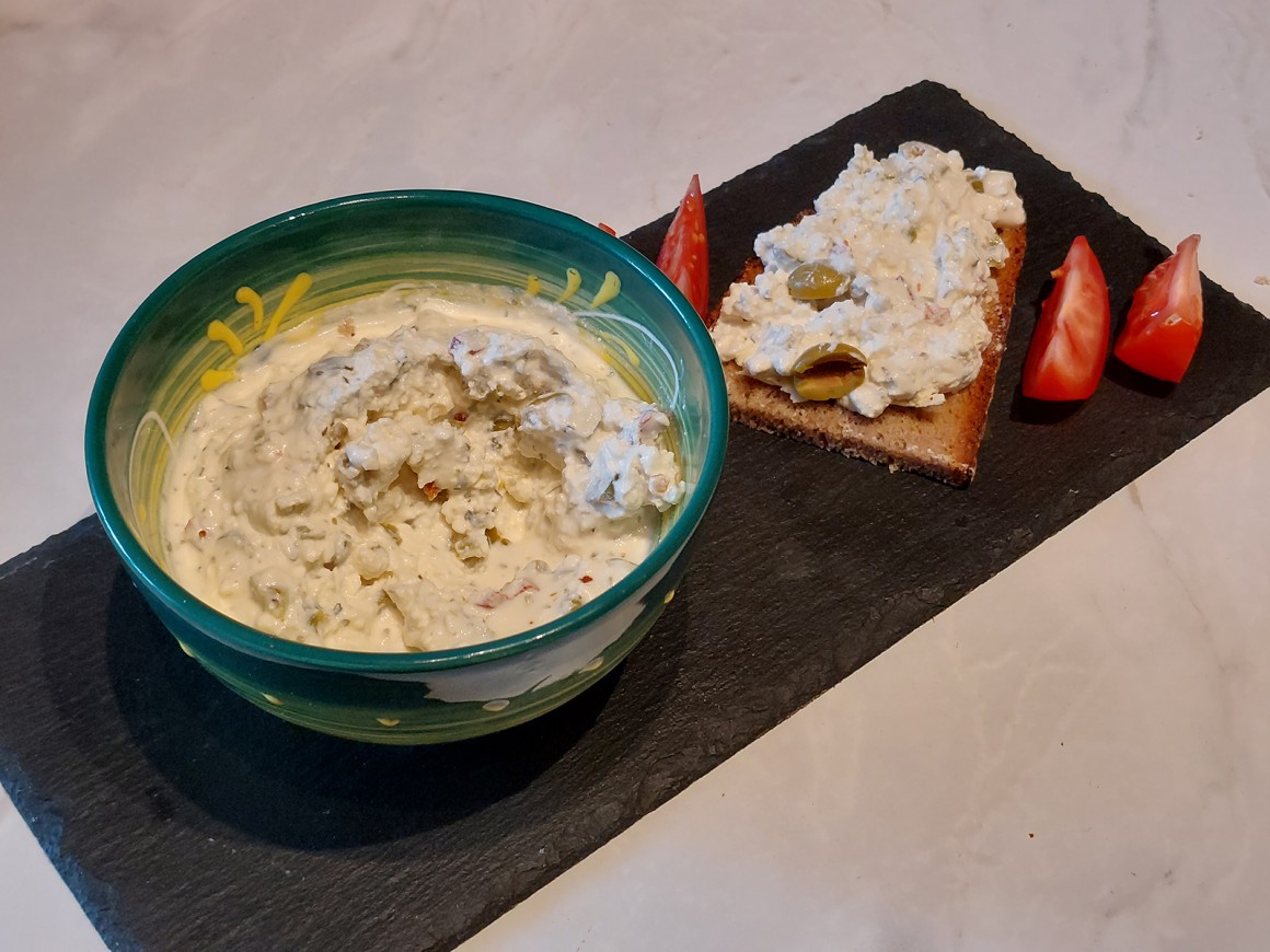 Schafskäse-Oliven-Creme