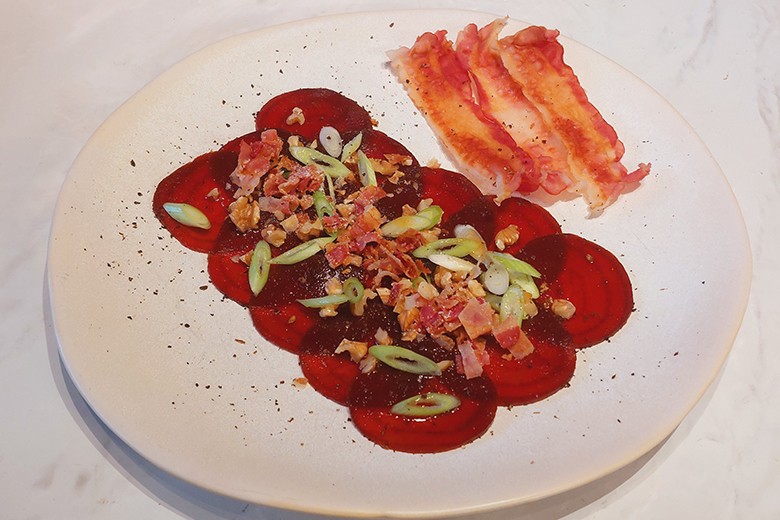 Rote-Bete-Carpaccio mit Speckbrösel
