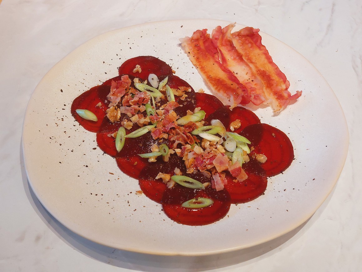 Rote-Bete-Carpaccio mit Speckbrösel