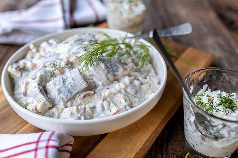 Sahnehering mit Apfel und Zwiebel