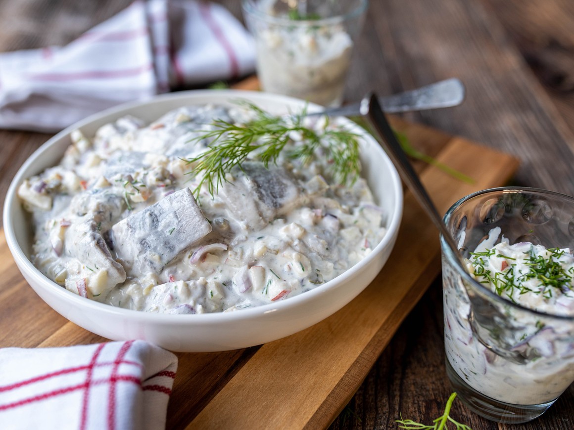 Sahnehering mit Apfel und Zwiebel