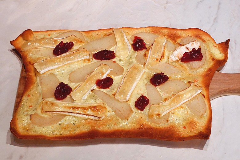 Flammkuchen mit Birne und Camembert