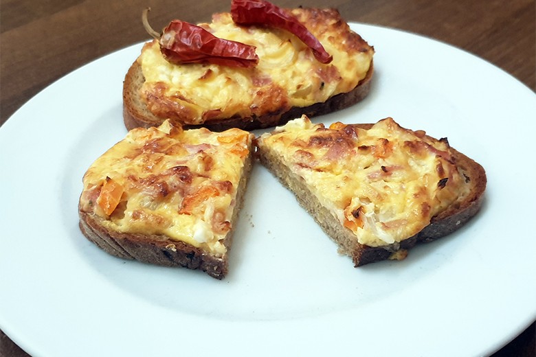 Überbackene Käse-Schinken-Brötchen