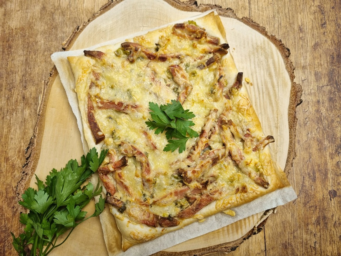 Flammkuchen mit Leberkäse
