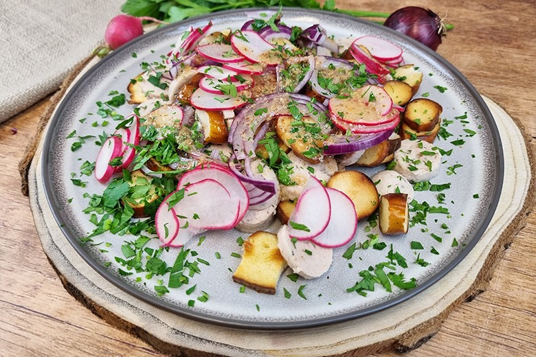 Weißwurstsalat mit Brezeln