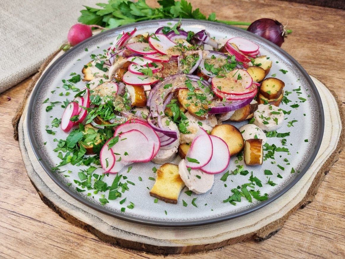 Weißwurstsalat mit Brezeln