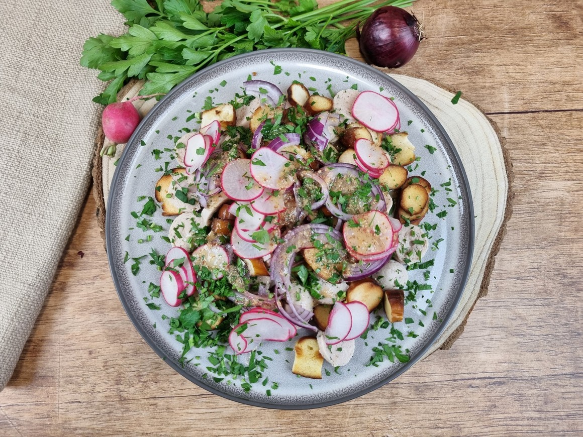 Weißwurstsalat mit Brezeln