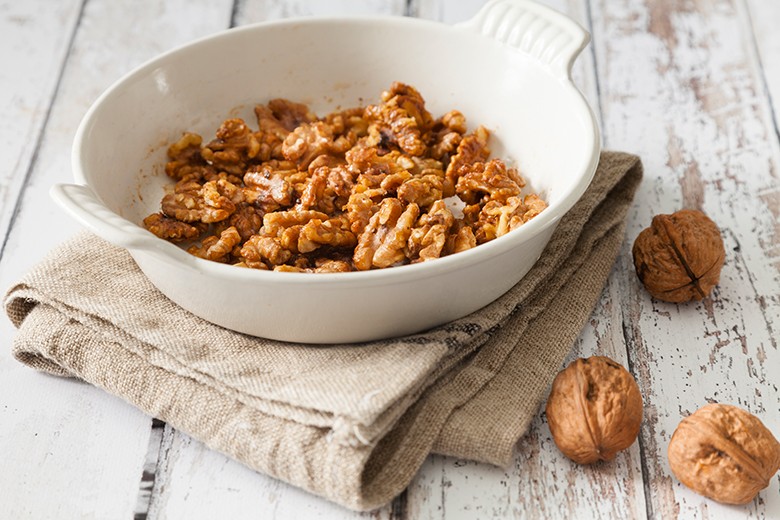 Veganes Salattopping mit karamellisierten Walnüssen