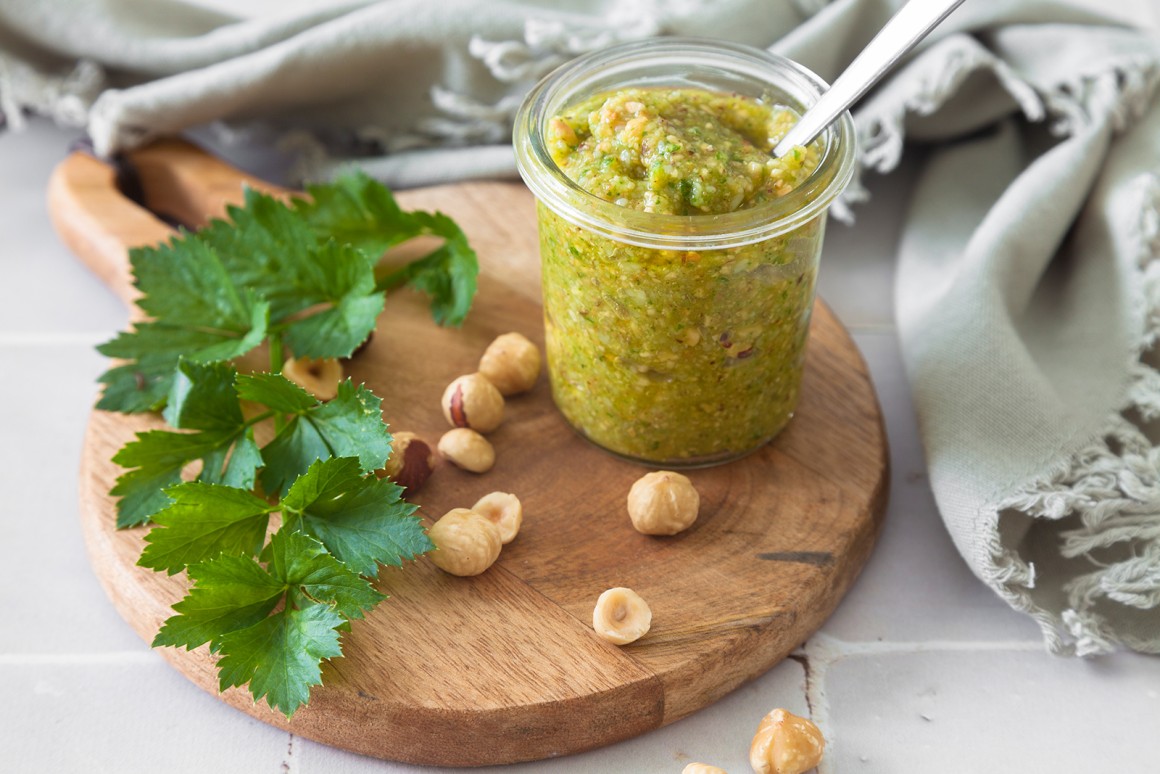 Haselnuss-Pesto mit Chili - Rezept