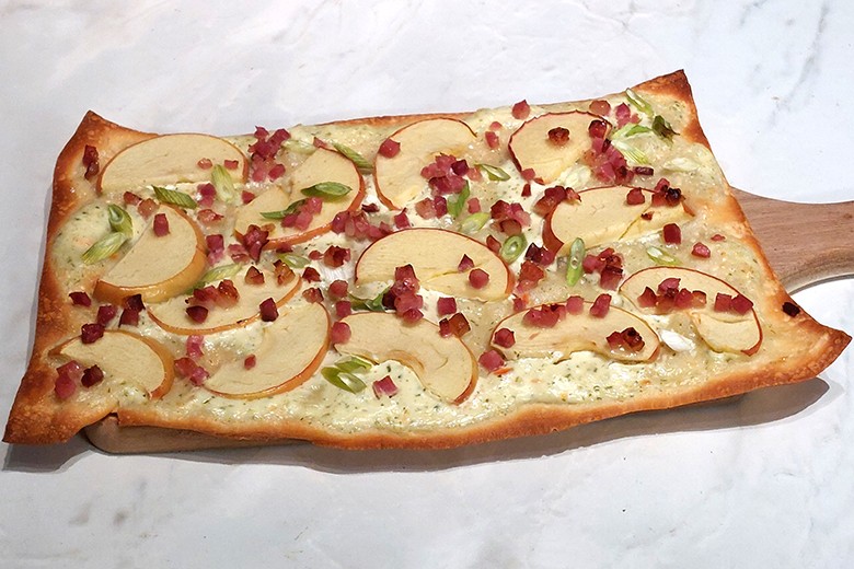 Flammkuchen mit Apfel und Speck