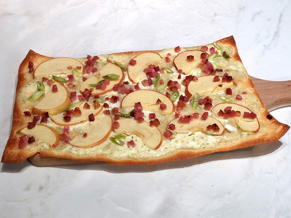 Flammkuchen mit Apfel und Speck