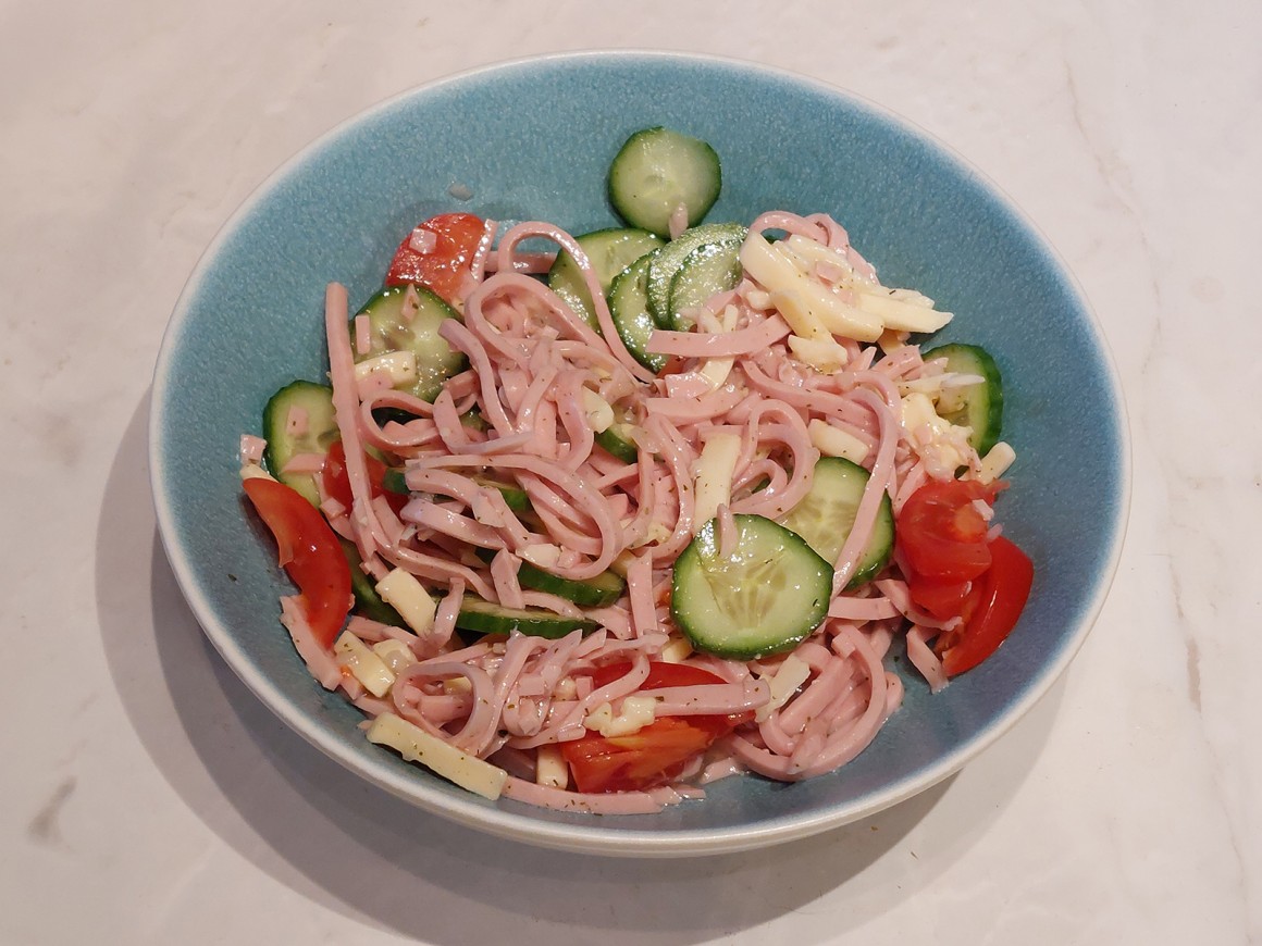 Wurstsalat mit Käse und Gurken in Wasabi-Dressing