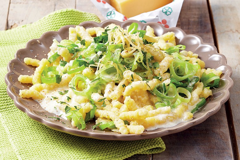 Lauch-Spätzle mit Käse-Wein-Sauce