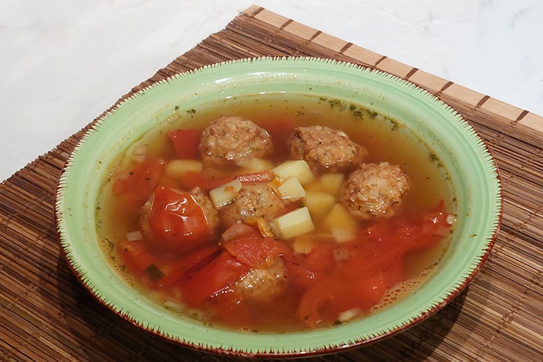 Gemüsesuppe mit Fleischbällchen