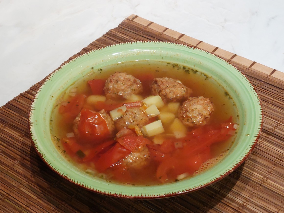 Gemüsesuppe mit Fleischbällchen