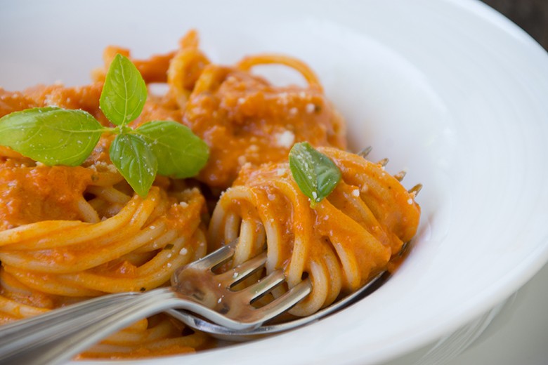 Spaghetti mit Tomaten-Sahne-Sauce