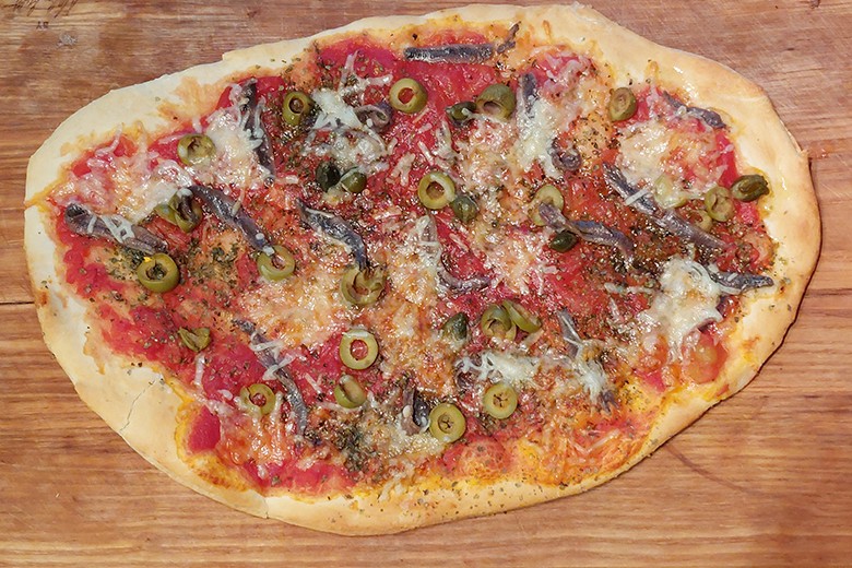 Sardellenpizza mit Kapern