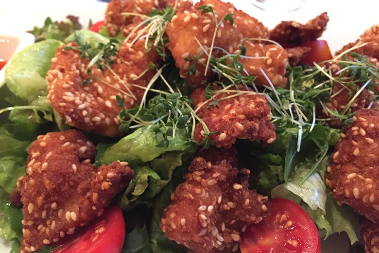 Hähnchenbruststreifen in Sesampanade auf Blattsalat