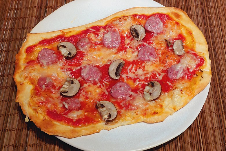 Pizza mit Salsiccia und Trüffelöl