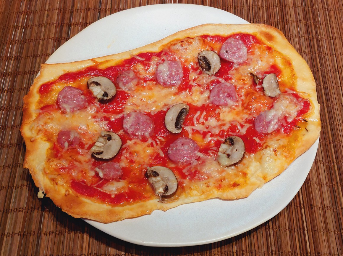 Pizza mit Salsiccia und Trüffelöl