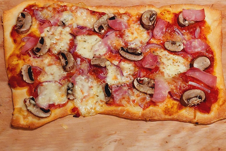 Pizza mit Schinken-Champignon-Belag