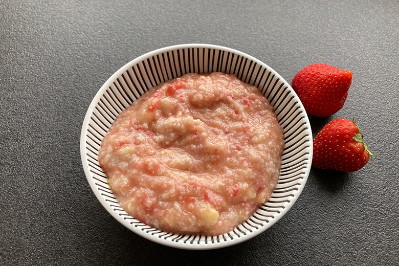 Schmelzflocken-Brei mit Erdbeeren