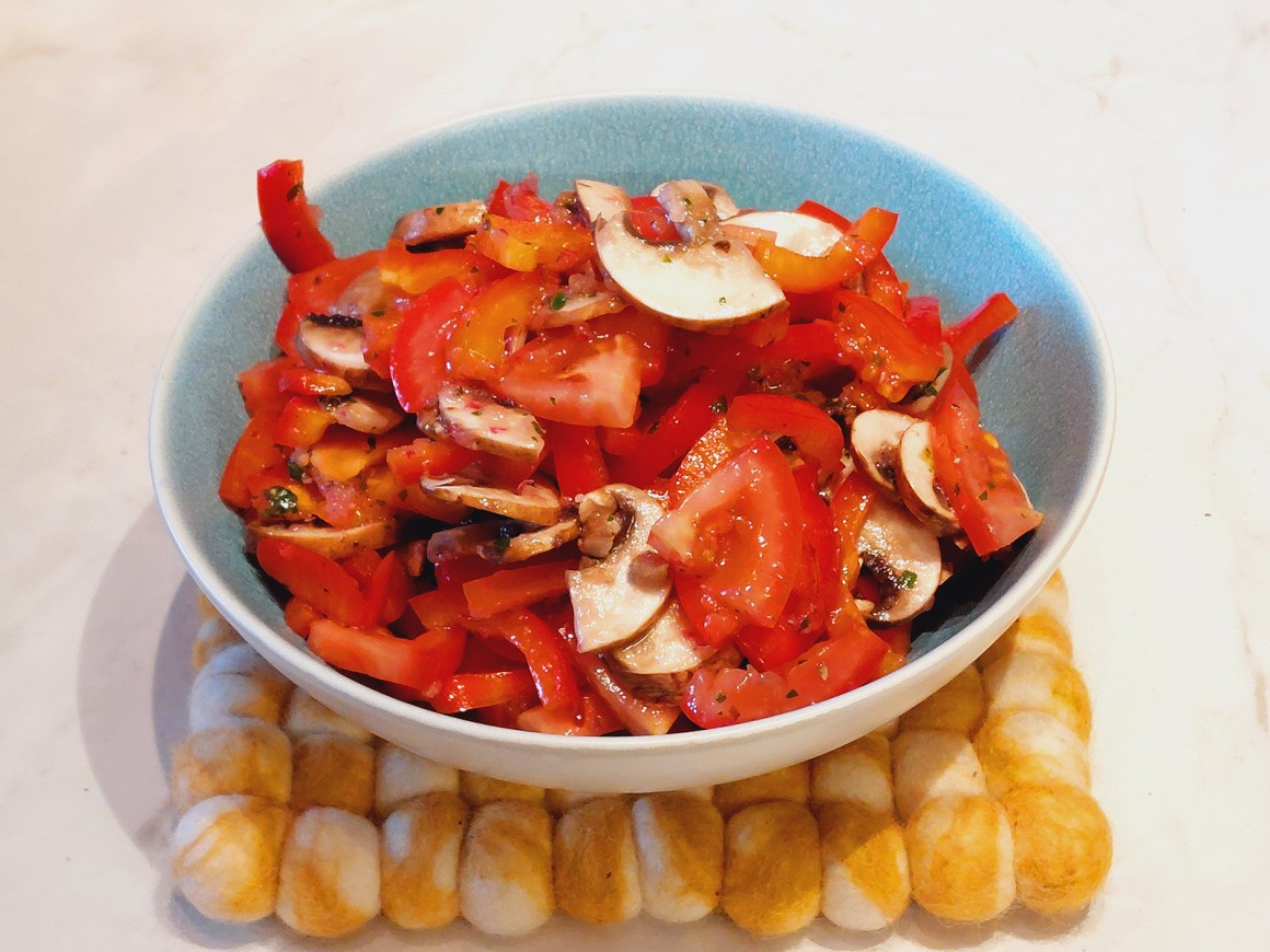 Tomaten-Paprika-Salat mit Zwiebeldressing