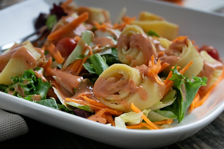 Omelettschnecken mit Salat