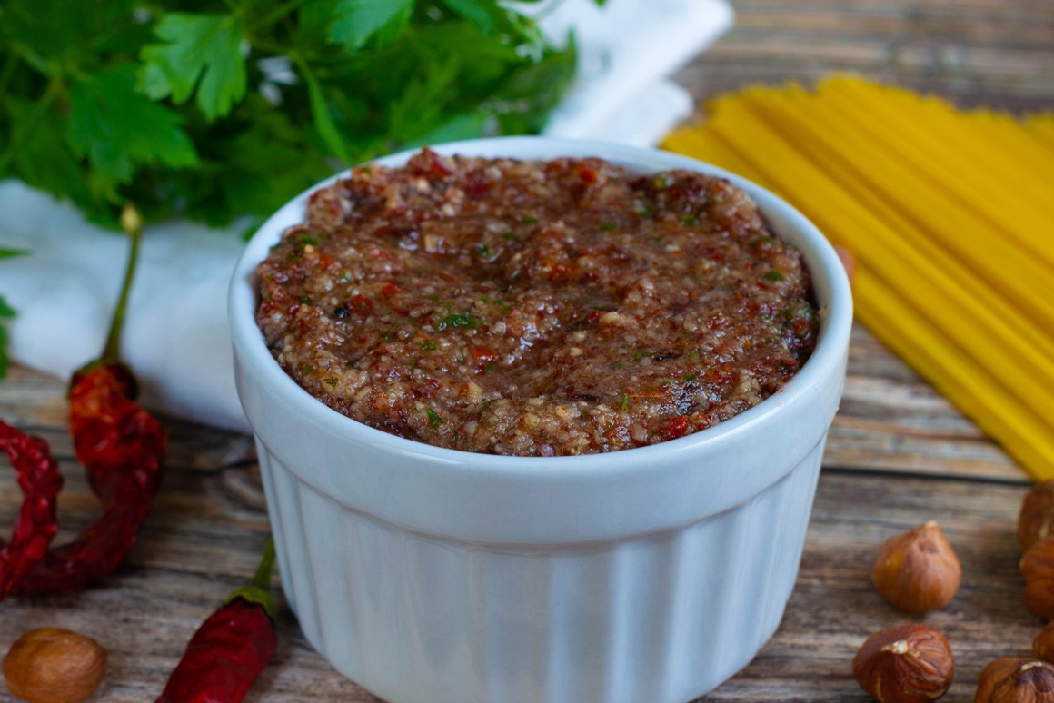 Haselnuss-Pesto mit Chili