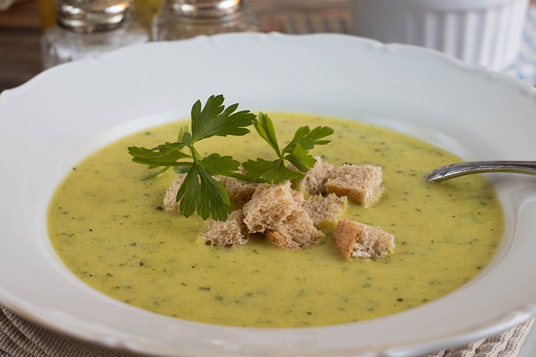 Gelbe Zucchinicremesuppe