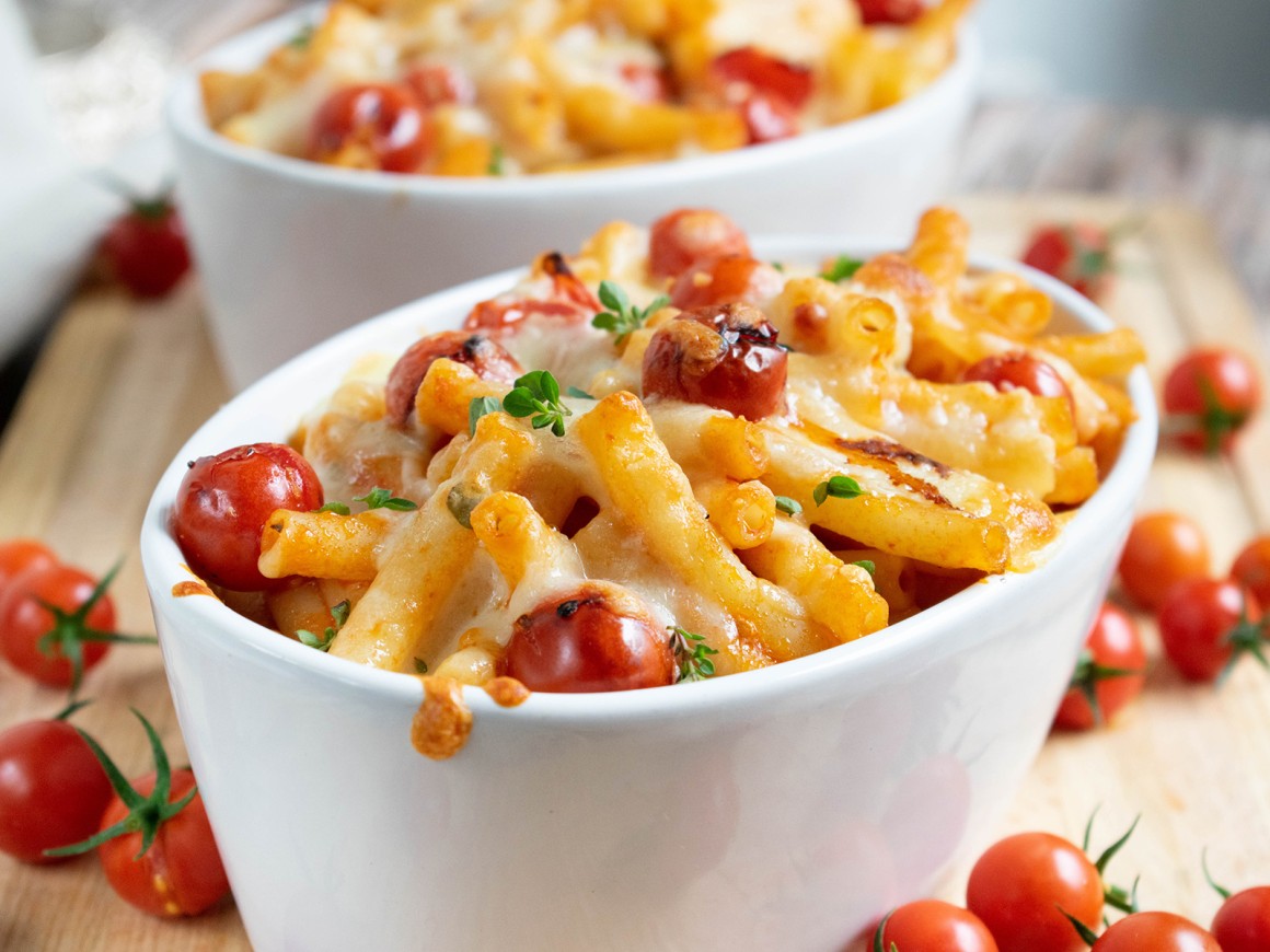 Nudelauflauf mit Tomaten und Mozzarella